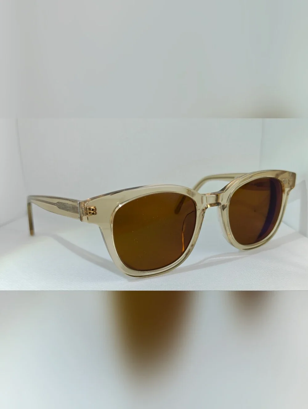 RFLKT. Lighthouse. Classic Transparent Beige. Rounded Square as Eyewear.